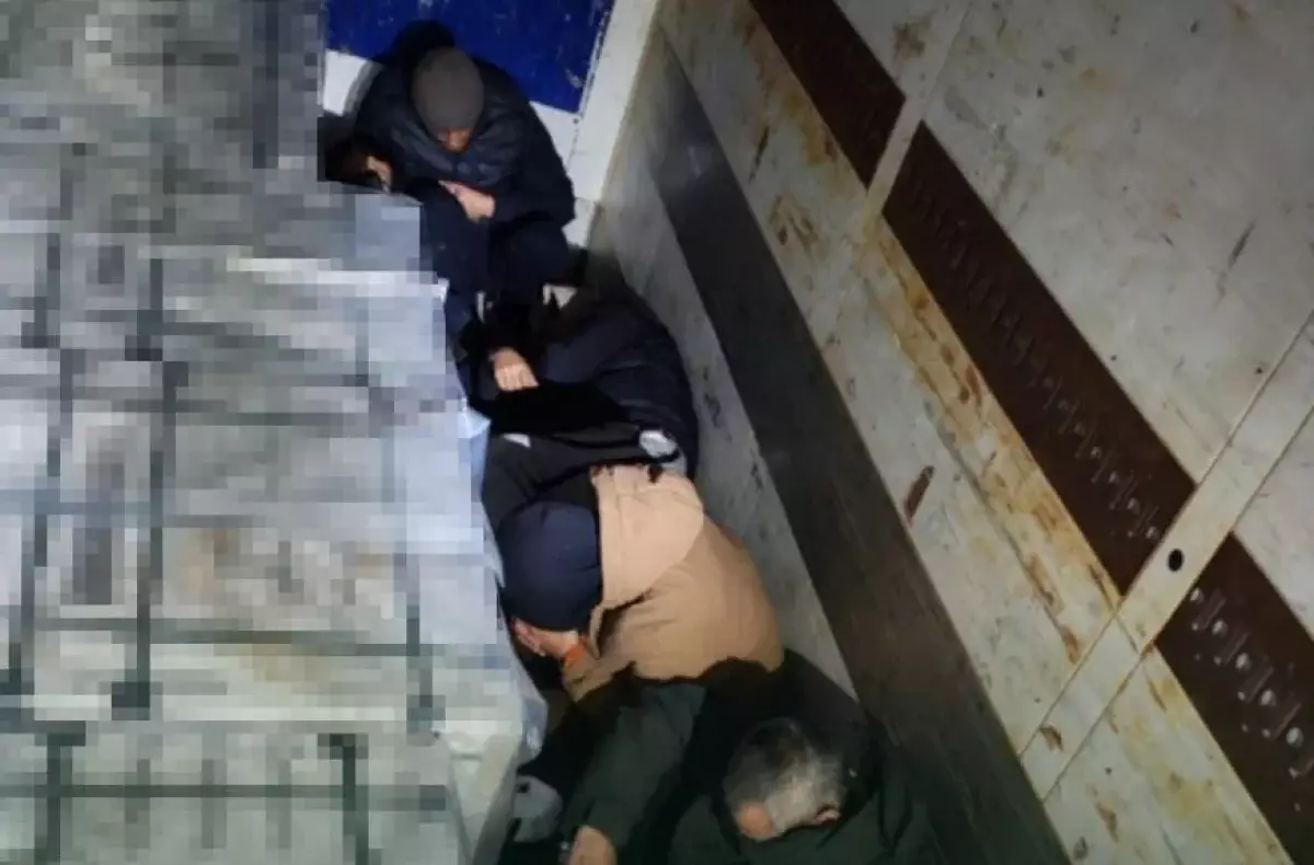 План провалился: группа мигрантов пыталась пересечь границу, спрятавшись в фуре