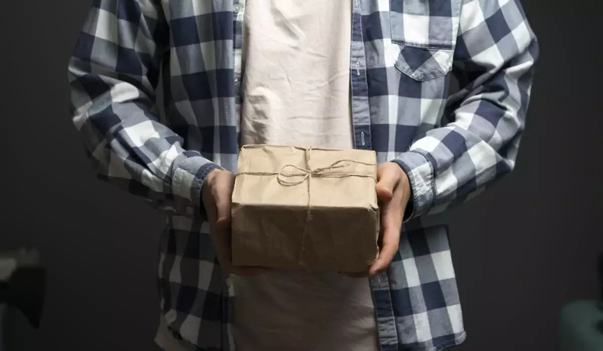 22-летний казахстанец потерял миллионы тенге из-за «посылки»