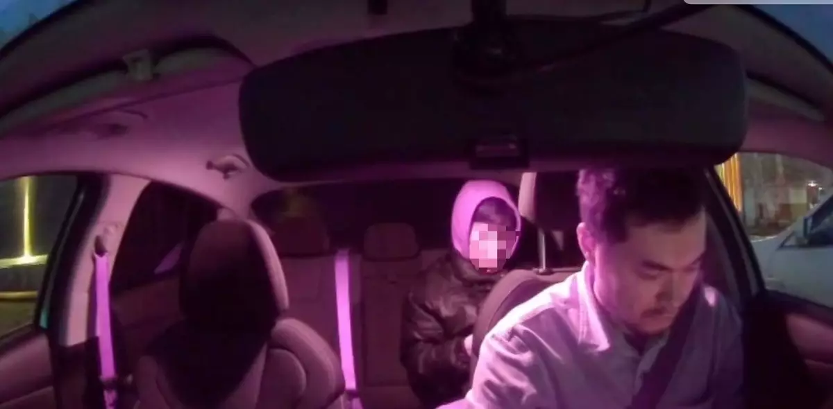 Жолаушы құлағы естімейтін такси жүргізушісіне ақшасын төлемей, қашып кеткен