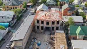 Алматыда заңсыз салынған ірі нысан сүріліп жатыр