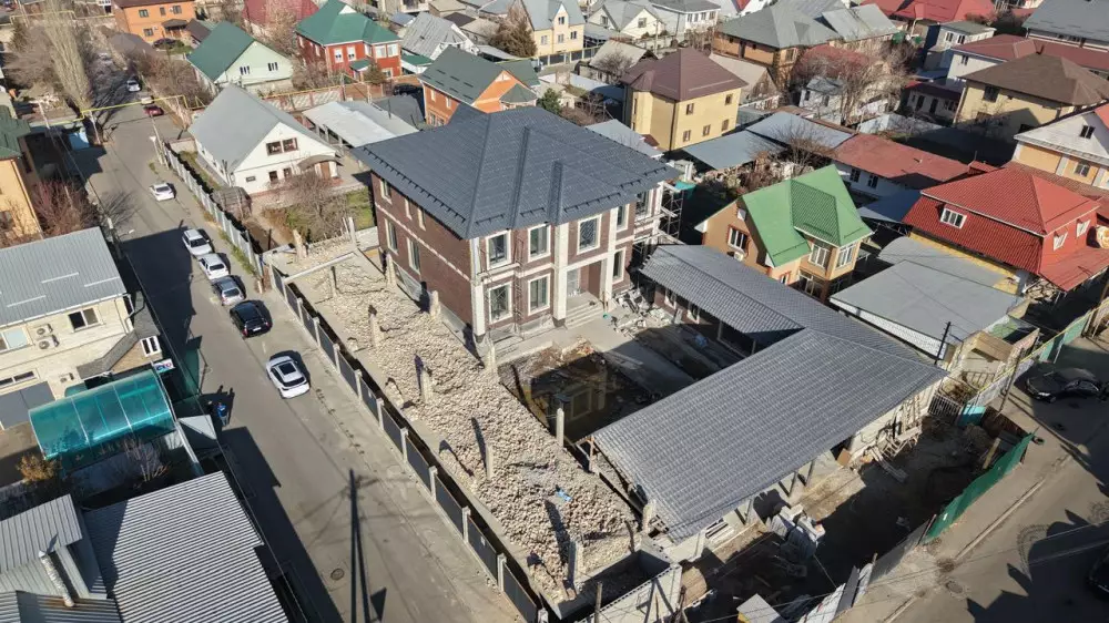Алматыда заңсыз салынған екі қабатты ғимарат сүріліп жатыр