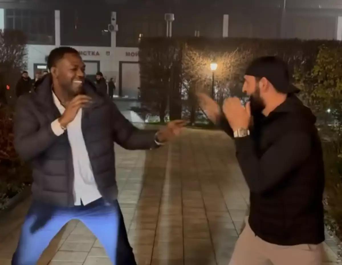 Джон Джонс и Хамзат Чимаев показали борцовские навыки на улицах Грозного