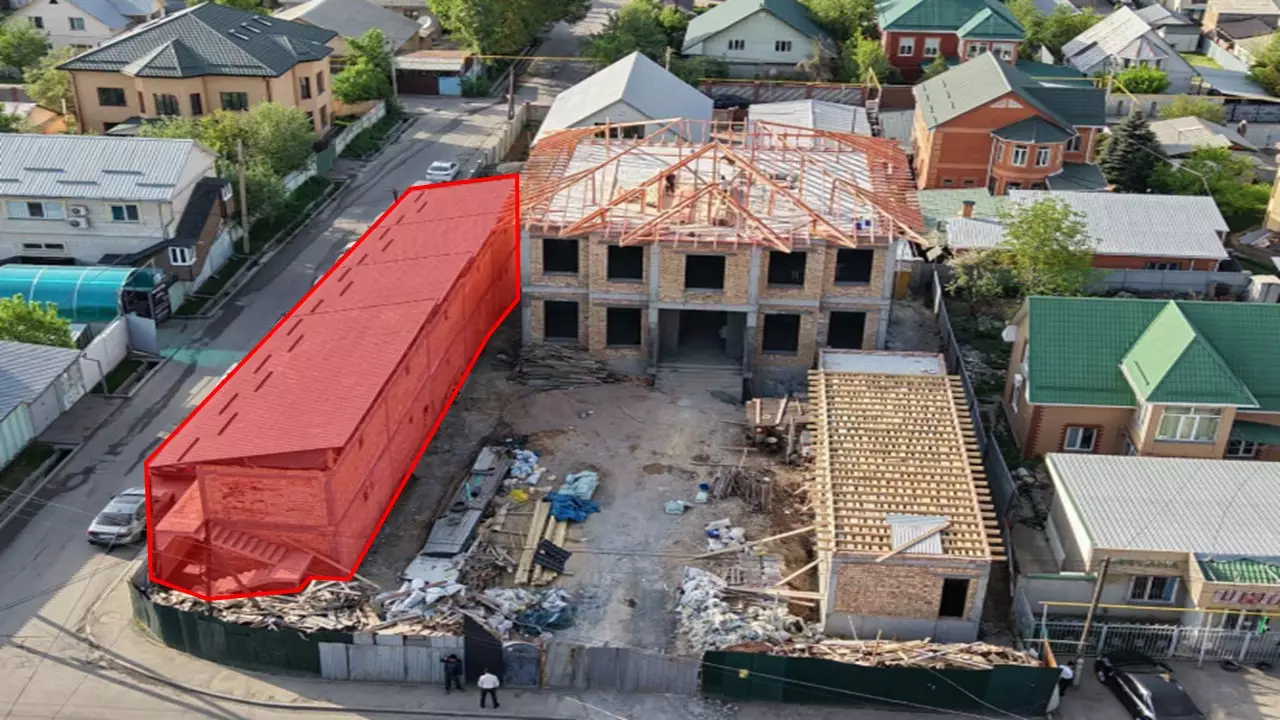Зәулім коттедж қоқысқа айналды: Алматыда заңсыз салынған сәнді үй сүріліп жатыр