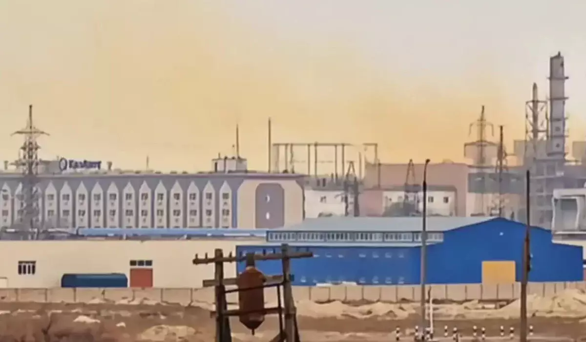 Ақтауда «ҚазАзот» зауытының үстінен сары түсті түтін шықты