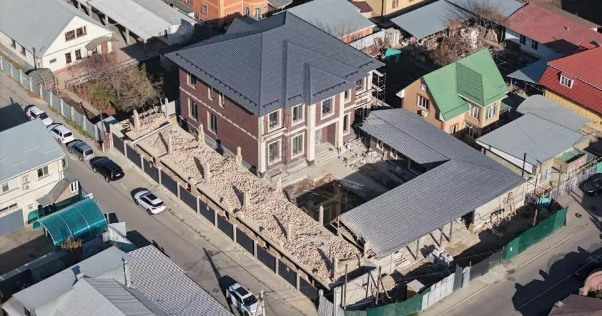  Алматыда заңсыз салынған ірі нысан бұзылып жатыр 