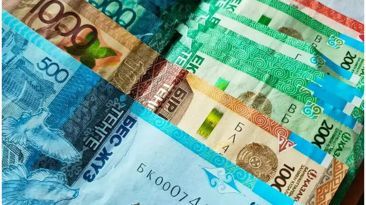 Казахстанцы несут деньги в банки: вклады бьют рекорды