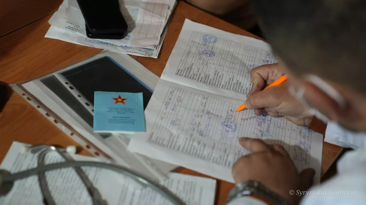 Әскери комиссариат алдында топталған ата-ана: Алматыда жас жігіттерді көшеден ұстап әкетіп жатыр ма?