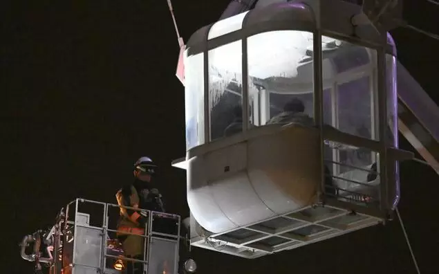 Молния ударила по гигантскому колесу обозрения в Осаке, 20 человек спасены.