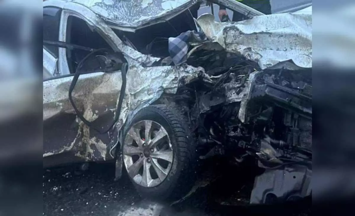 Грузовик и легковушка столкнулись на трассе в СКО: есть пострадавшие