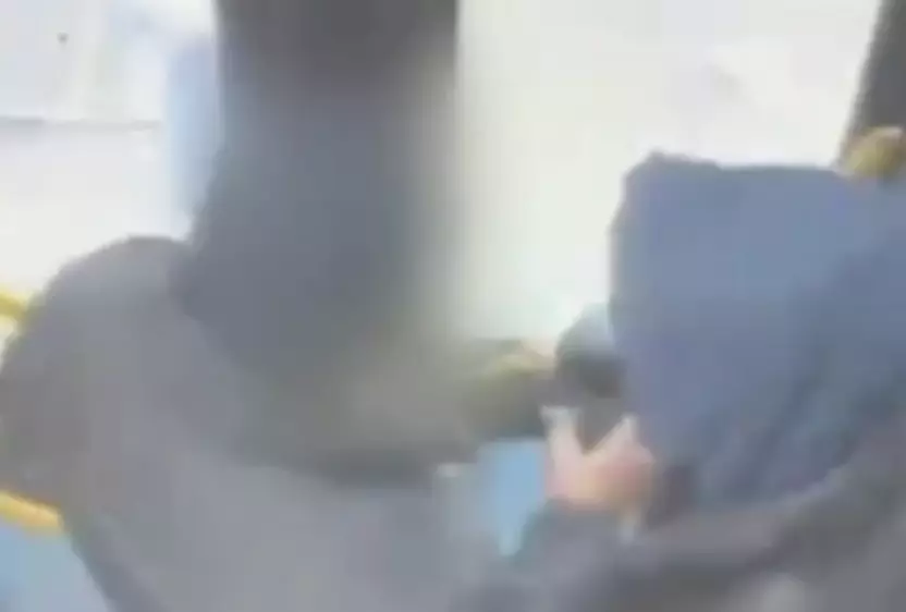 Жолаушылардың тынысы тарылған: Астанада автобустағы тосын жағдай видеоға түсіп қалды