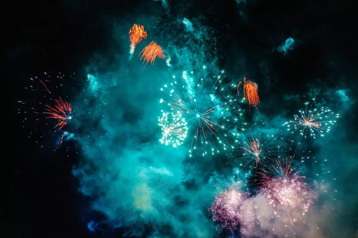 Назван размер штрафа за салют под окнами в Казахстане