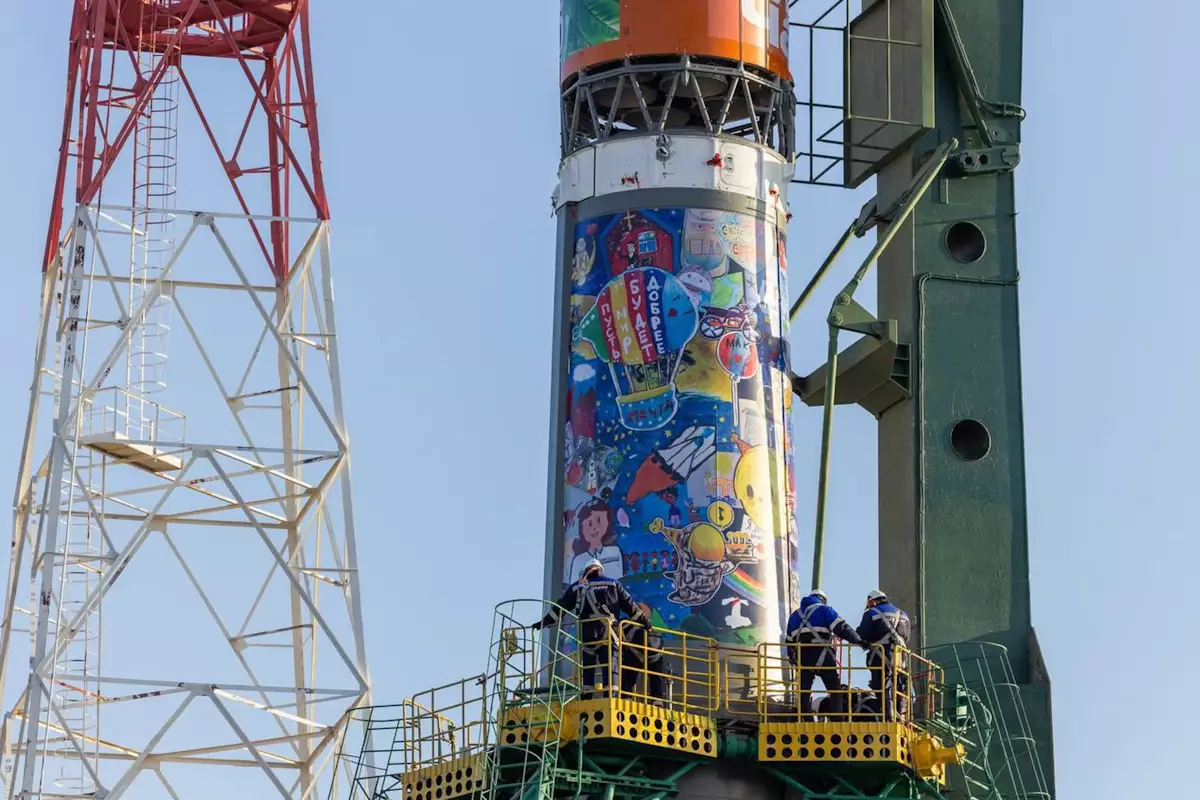 Ракета с детскими рисунками готовится к запуску на Байконуре