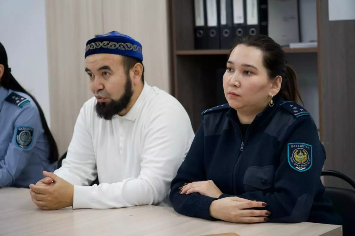 Профилактика семейного насилия в Атырау: правоохранители и наиб‑имам встретились с арестованными