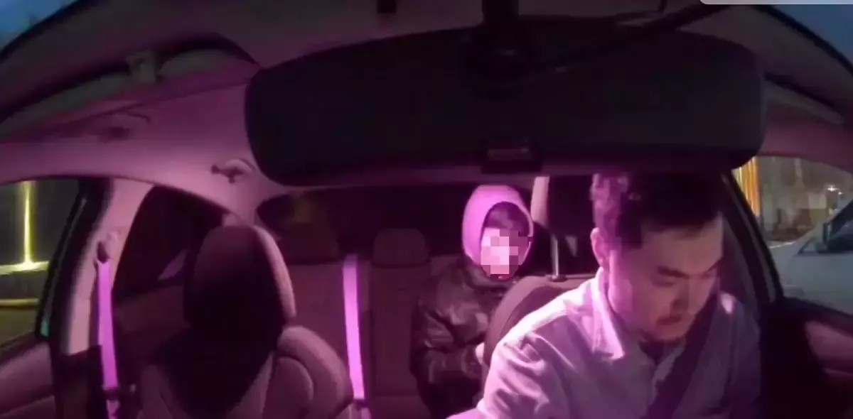 Жолаушы құлағы естімейтін такси жүргізушісіне жолақысын төлемей қашып кеткен (ВИДЕО)