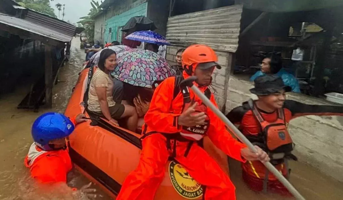 По меньшей мере 10 человек погибли в результате наводнений на индонезийском острове Суматра