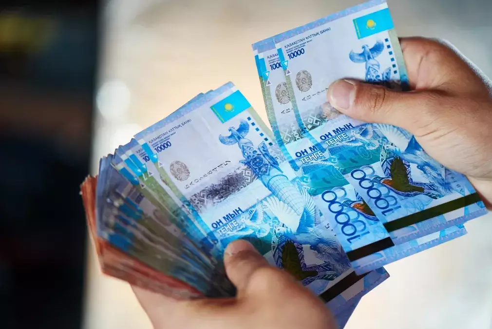 Тенге вытесняет доллар: доля вкладов в нацвалюте достигла исторического рекорда