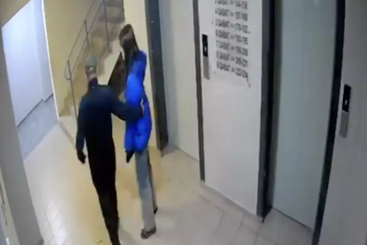 «Квартираға жүр, демалайық»: 60 жастан асқан еркек 15 жастағы қыздың мойнынан құшақтап алған