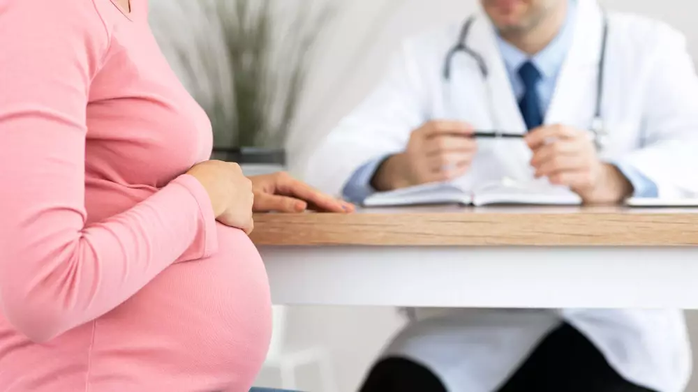 “Әпкем босанғанда бірге кіргізбеді“. Министрлік шағымға жауап берді