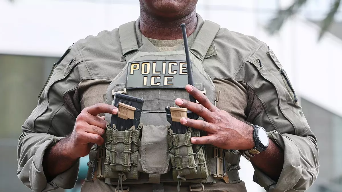 Республиканские законодатели выражают благодарность сотрудникам иммиграционной и таможенной полиции (ICE) в видеоролике МВБ.