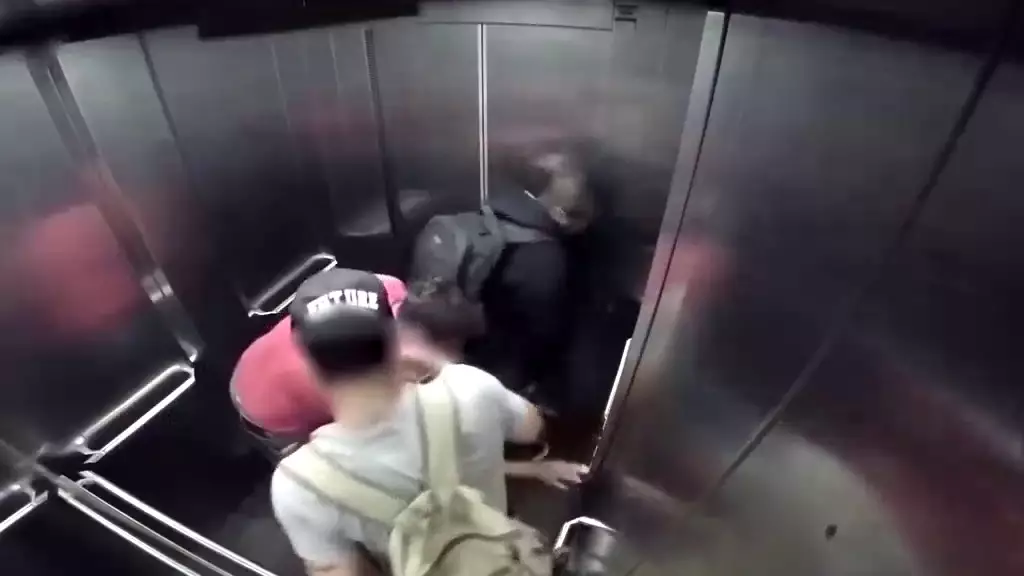 Лифтке мәйіт кіргізген: Пранкерлер жазаға тартылды