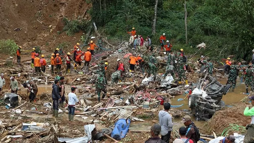 Индонезияда нөсер жаңбырдың салдарынан 10 адам қаза тапты