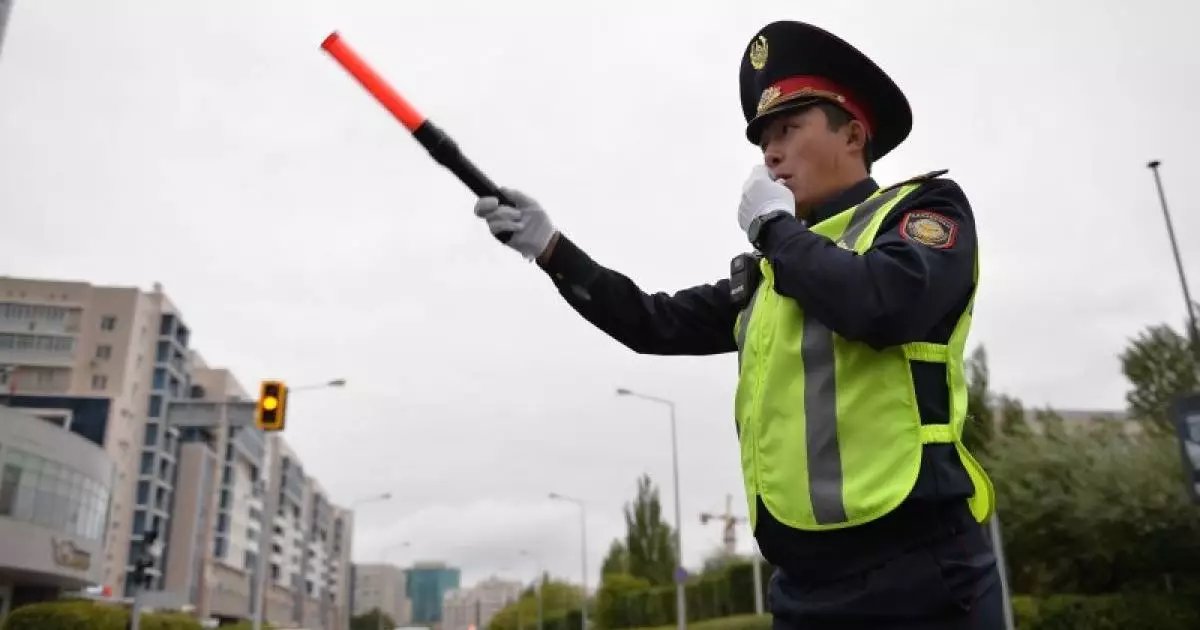  `Гаишники` с жезлами возвращаются на обочины в Казахстане 