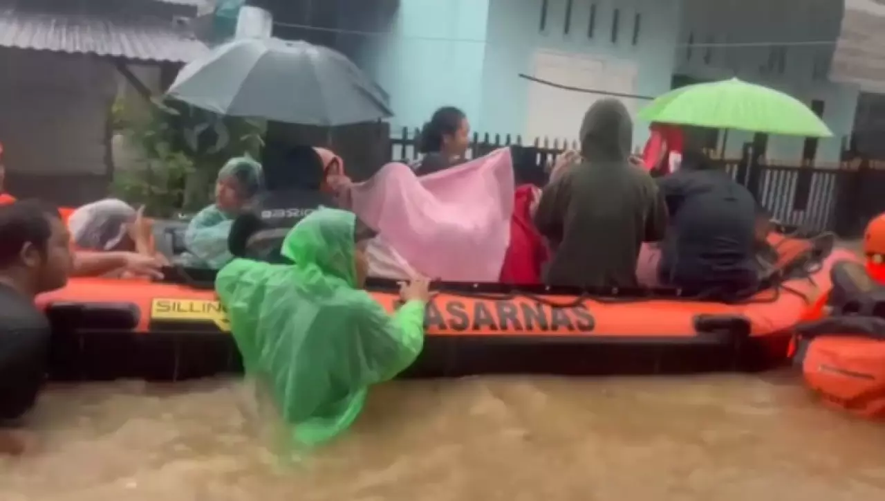 Наводнения в Индонезии: 8 погибших, 2 тысячи эвакуированных