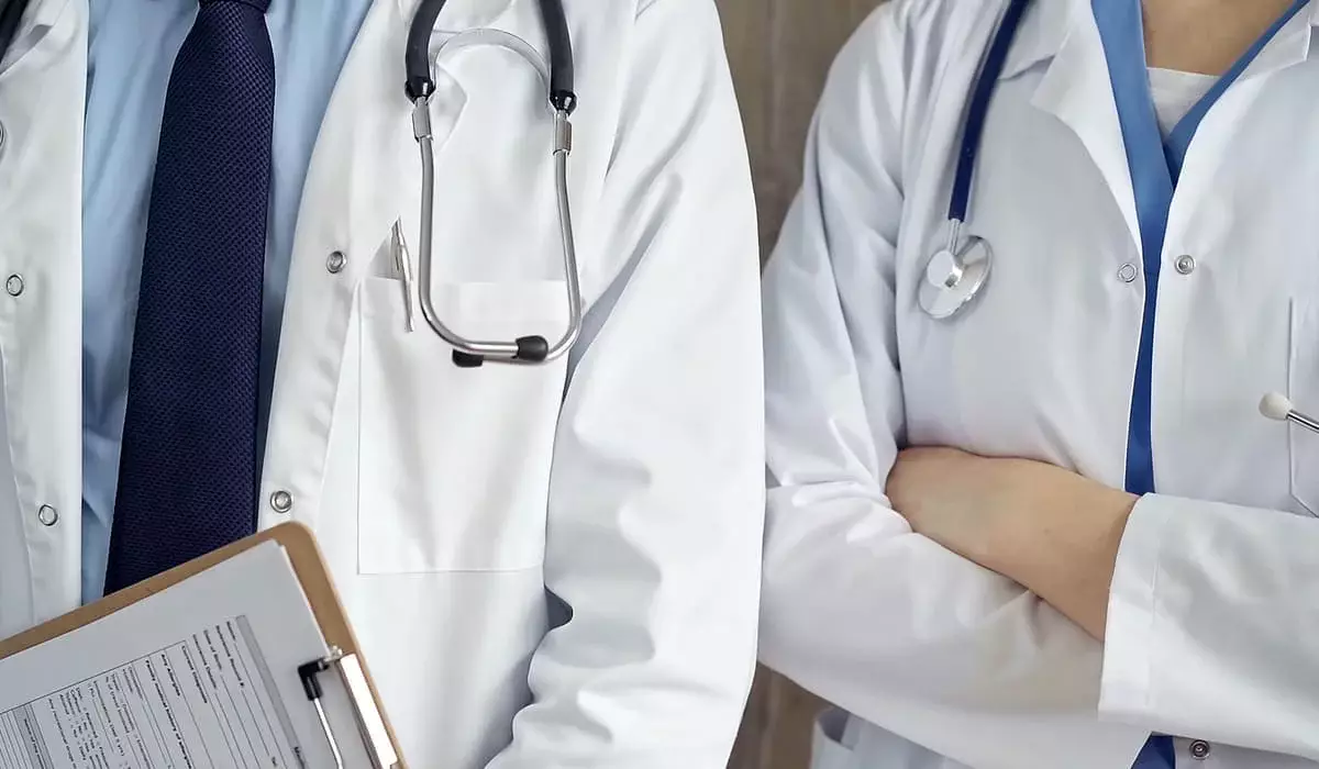 «Три года – крайний случай, есть штрафы и общественные работы»: Аймагамбетов о наказании за нападения на медиков