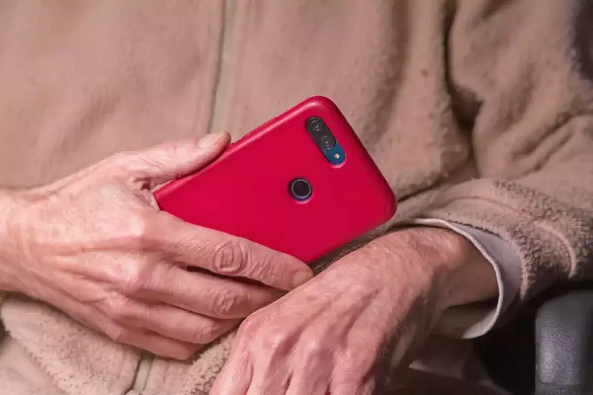 «Я попала в аварию»: пенсионер отдал 13 миллионов телефонной мошеннице