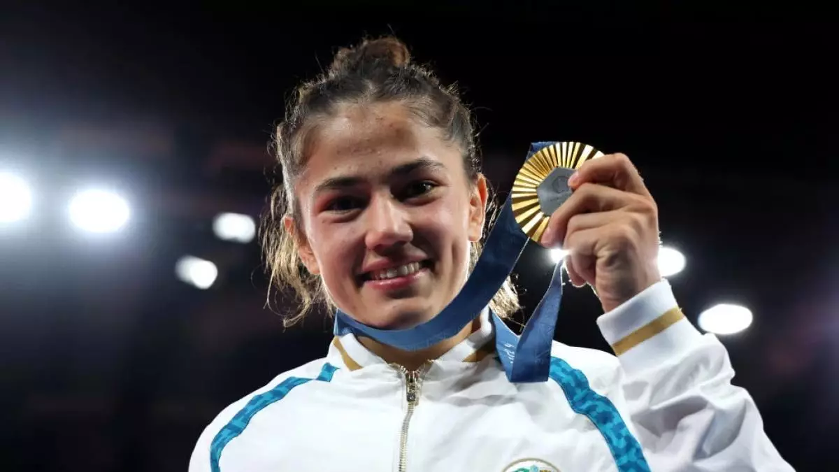 Олимпиада чемпионы үш айлық қызымен жасаған жаттығуын көрсетті (ВИДЕО) 