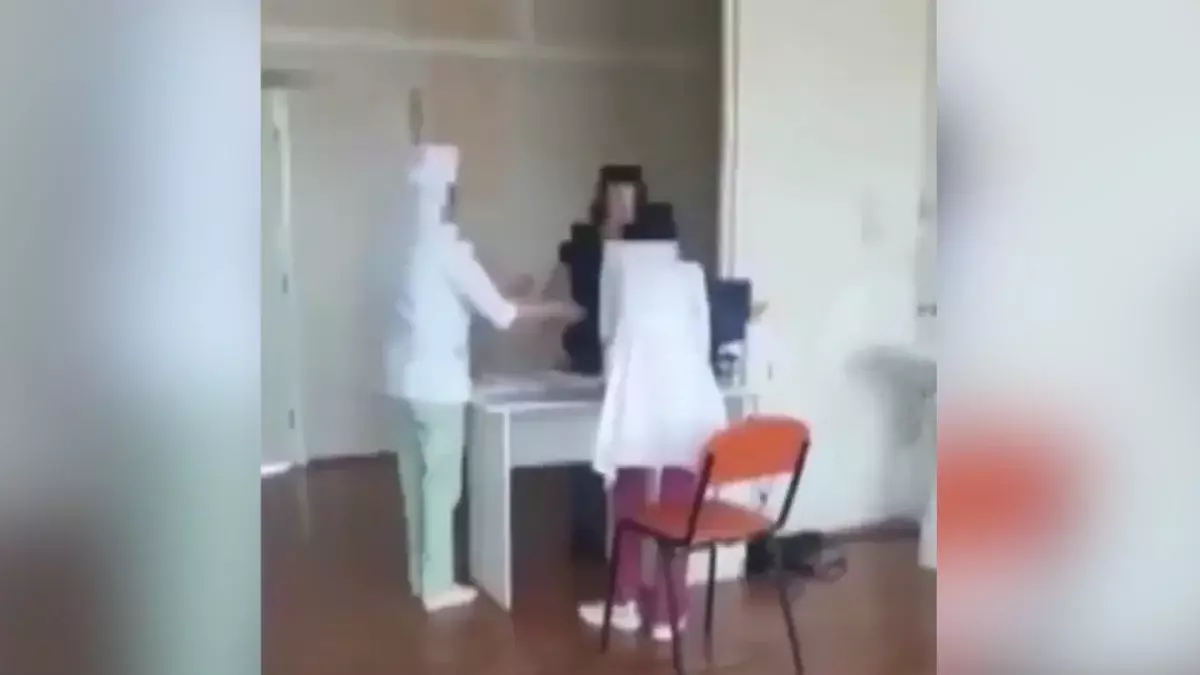 Медицина қызметкерлеріне күш көрсеткендер 12 жылға дейін бас бостандығынан айырылады