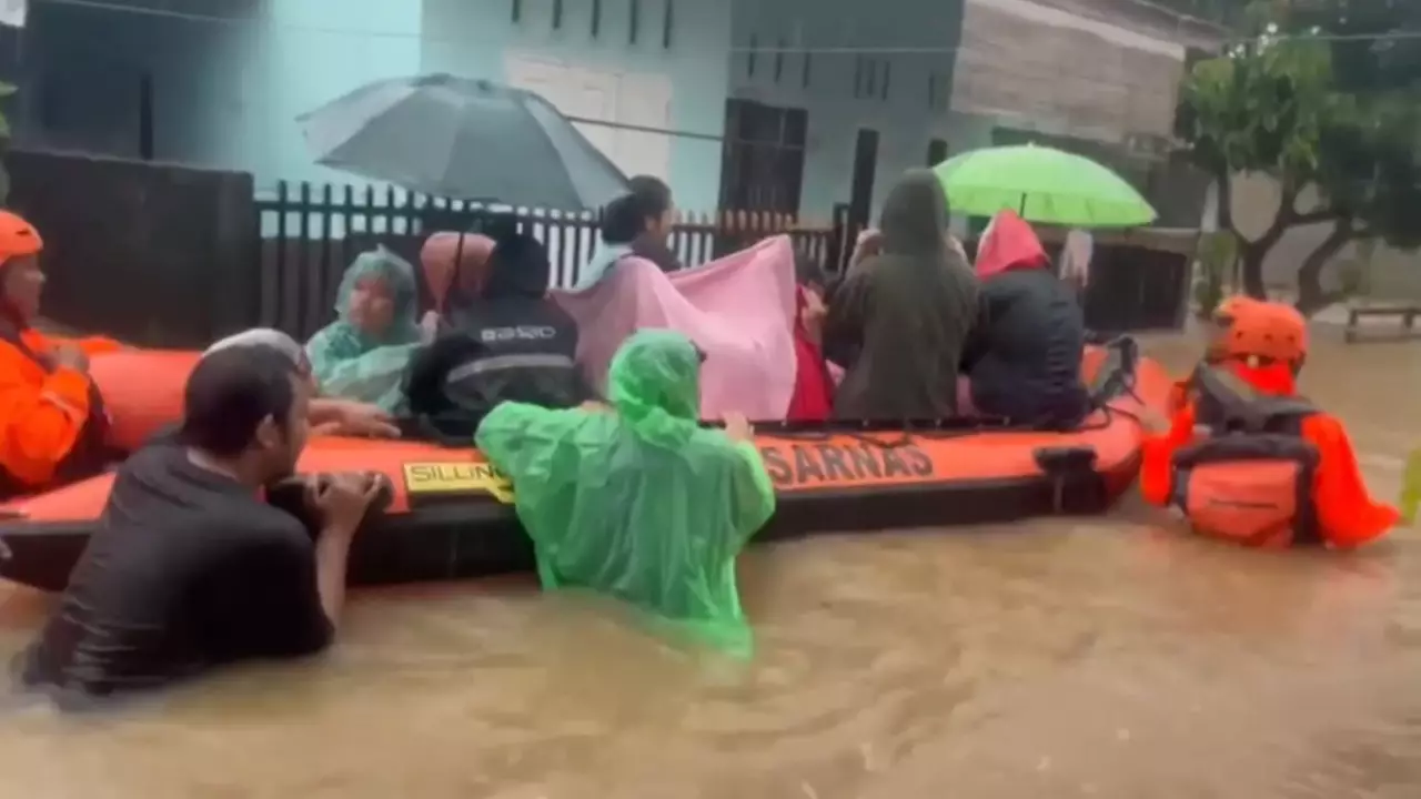 Индонезияда су тасқынынан 13 адам қаза тапты