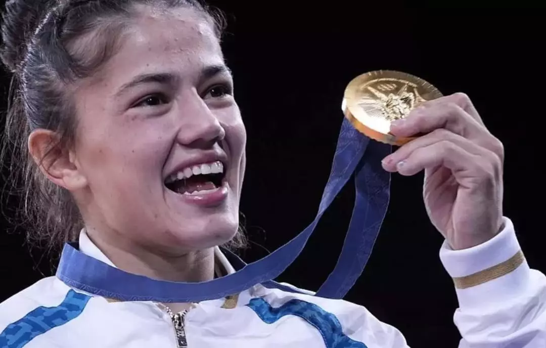 Олимпиада чемпионы үш айлық сәбиімен жаттығып, желіні тәнті етті