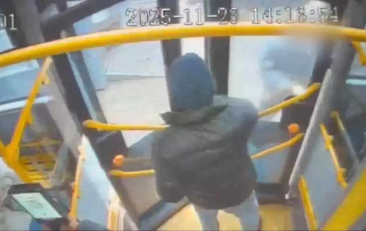 Люди начали задыхаться: юноша устроил «газовую атаку» в автобусе Астаны (ВИДЕО)