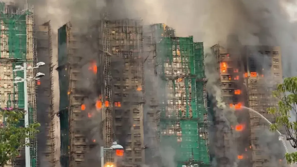 «13 адам қаза тапты»: Гонконгта көпқабатты тұрғын үй кешені жанып кетті (ВИДЕО)