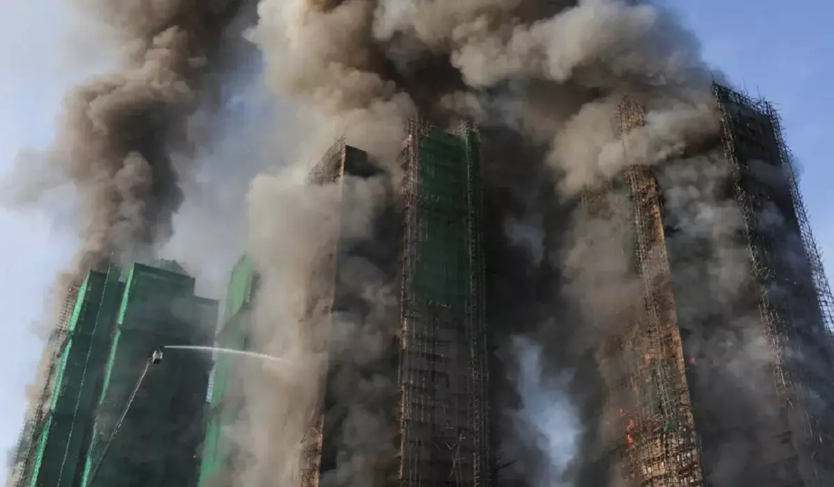 Гонгонгта тұтас көпқабатты үй алапат отқа оранды: өрттен кемінде 13 адам қаза болды (ВИДЕО)