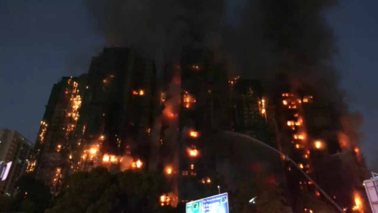 Высотный жилой комплекс загорелся в Гонконге, есть жертвы