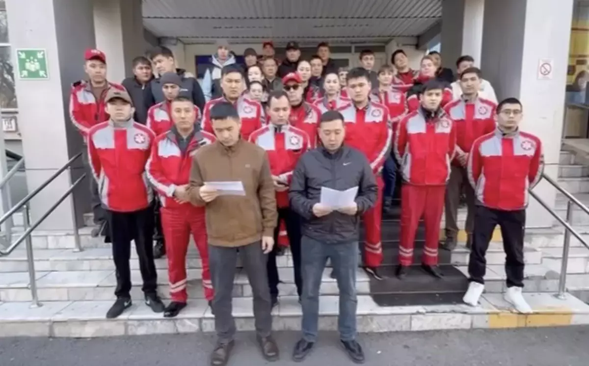 Жалақы, жұмыстың ауырлығы, зейнет жасы: жедел жәрдем қызметкерлері президенттен көмек сұрады (ВИДЕО)