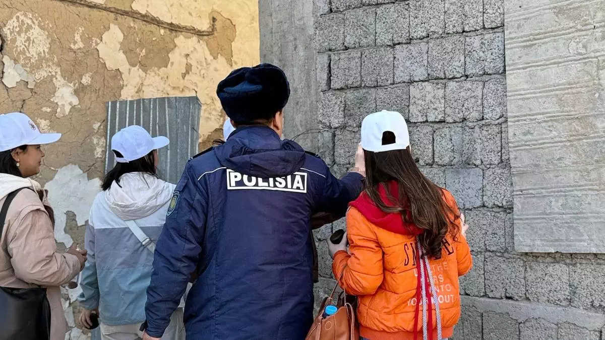 Түркістан облысында полиция мен еріктілер 200-ге жуық граффити жазбаларын жойды