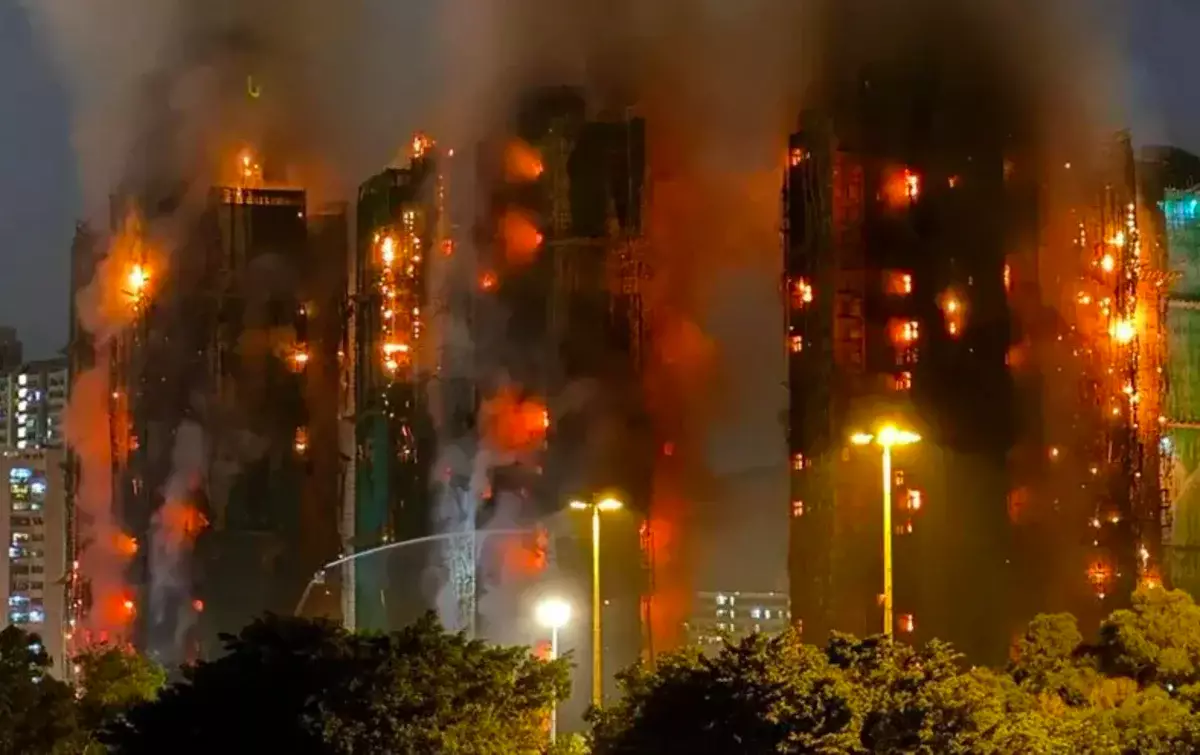 Крупный пожар в Гонконге: огонь охватил комплекс из 2000 квартир