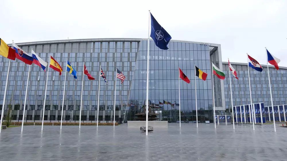 Германия должна взять на себя руководство НАТО в будущем — постпред США