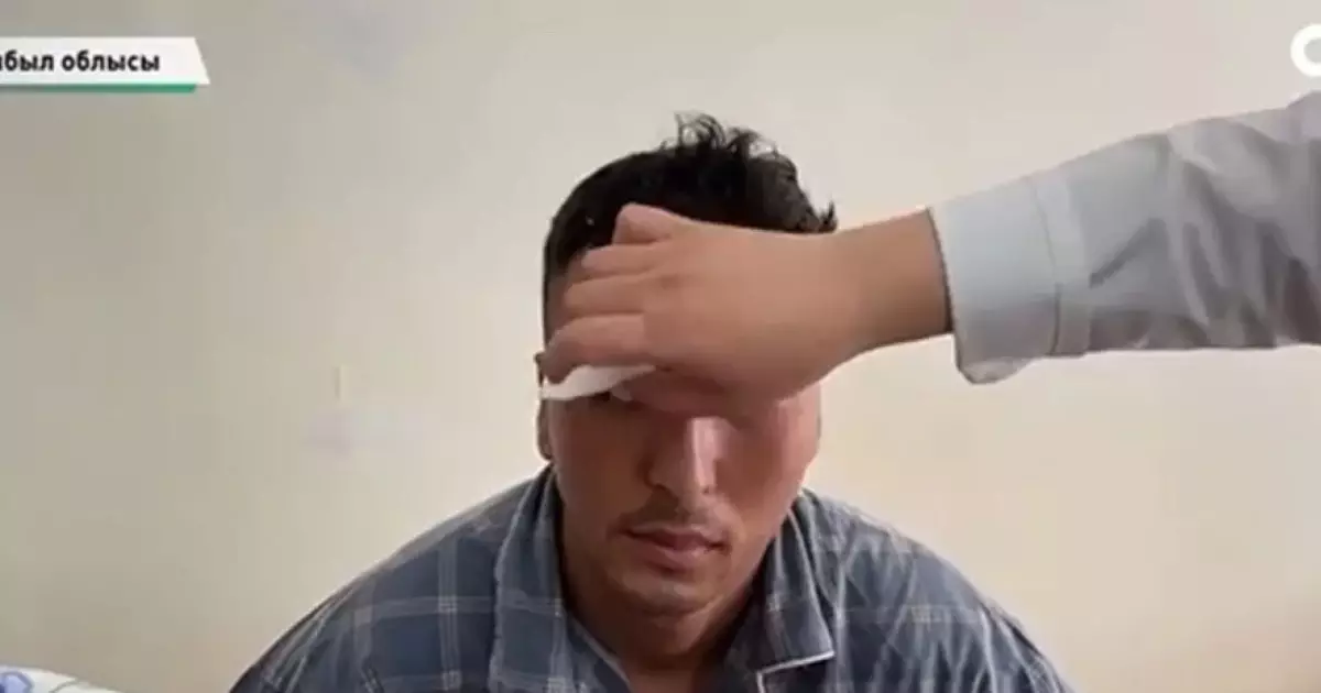  “Шоу жасады”: Басын бөтелкемен ұрып, көзінен айырылған сарбаздың анасы бар былықты әшкереледі 