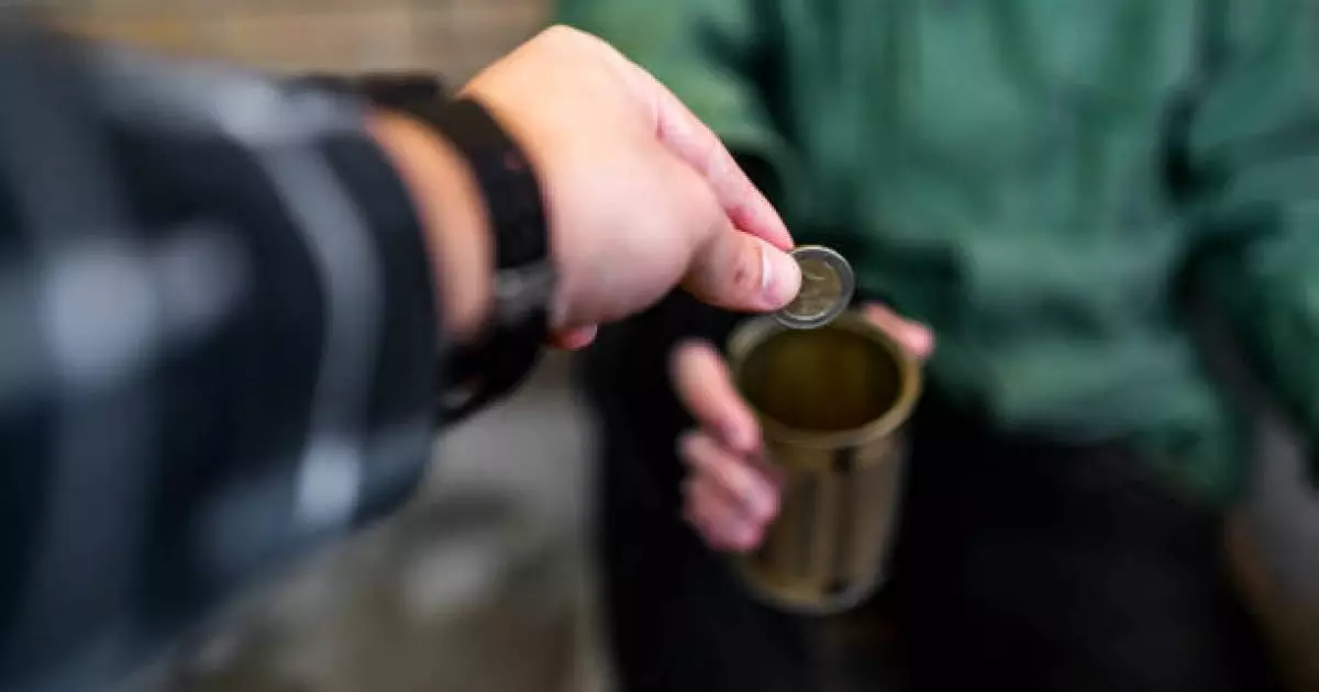  Қайырымдылық қорының басшысы 15 жастағы жасөспірімге базарда ақша жинатқан 