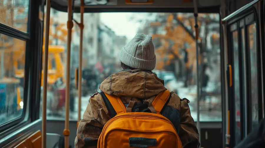 Алматыда қайырымдылық қорының басшысы жасөспірімге базарда қайыр сұратқан