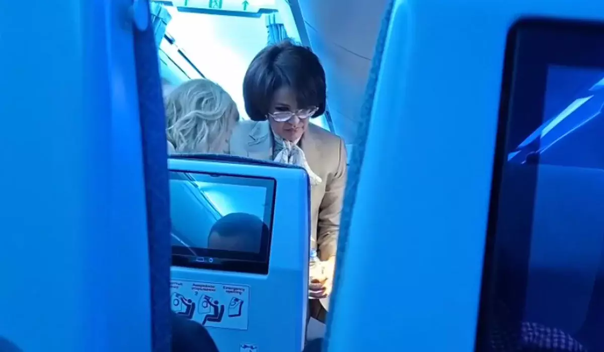 Глава Минздрава пришла на помощь пассажирке на борту самолета (ВИДЕО)