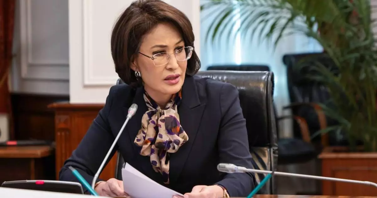  Денсаулық сақтау министрі ұшақта жағдайы нашарлаған жолаушыға көмектесті (ВИДЕО) 