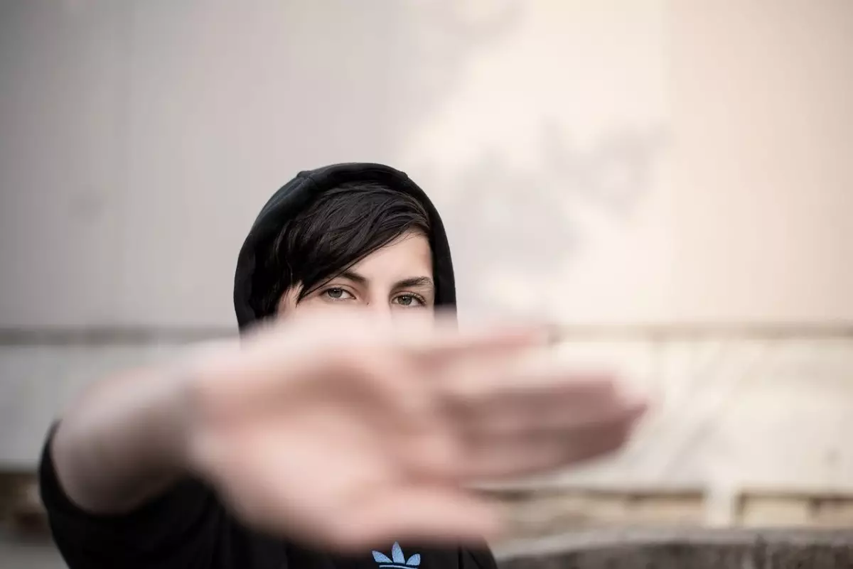 Алматыда қор басшысы 15 жастағы жасөспірімді қайыр сұрауға мәжбүрлеген