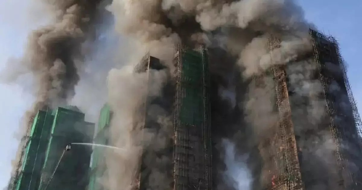  «Жүз адам із-түзсіз жоғалды, 44 адам қаза тапты»: Гонконгтағы биік үйдің алапат өртіне күдікті ретінде 3 адам ұсталды 