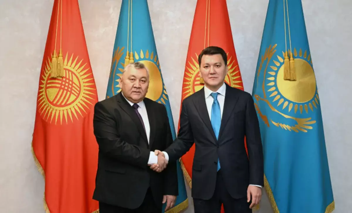 Ерлан Карин встретился с госсекретарем Кыргызстана в Алматы