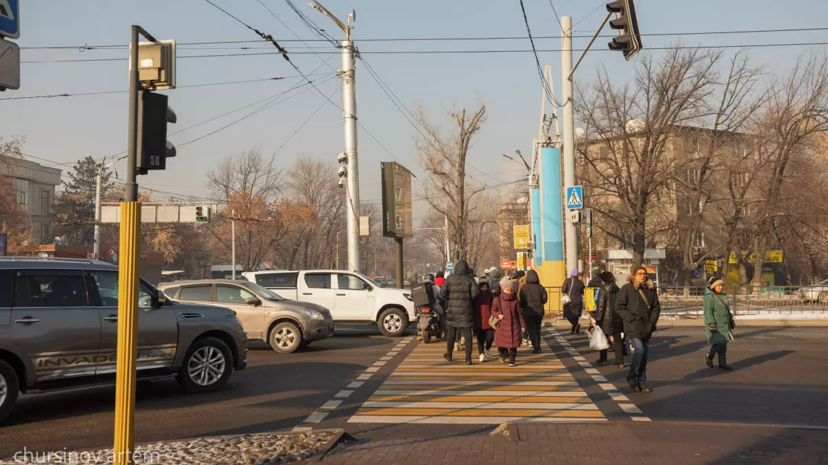 Алматыда қайырымдылық қорының басшысы жасөспірімді базарда ақша жинатқан